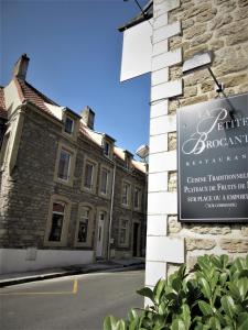 a sign on the side of a building with a building at Mer&Campagne Wimille in Wimille
