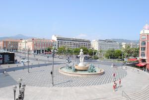 plac miejski z posągiem w środku w obiekcie Hotel De La Mer w Nicei