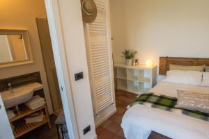 um pequeno quarto com uma cama e um lavatório em Le Clementine B&B em Camogli