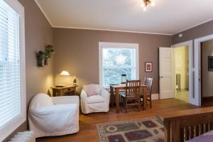 a living room with a table and chairs at Stewart Inn in Wausau