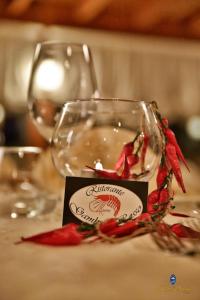 un bicchiere di vino seduto sopra un tavolo di Hotel Italia a Lerici