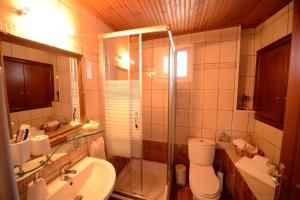 Kúpeľňa v ubytovaní Zoina's House + 14 fotografií