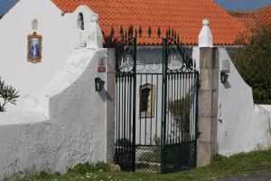 una puerta a un edificio blanco con techo rojo en Casa da Quinta do Outeiro, en Reveles