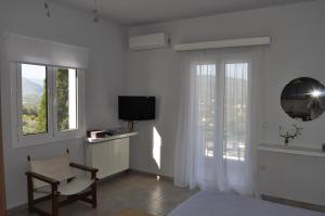 TV in/ali zabaviščno središče v nastanitvi Treehouse Holiday Homes