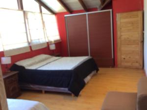 1 Schlafzimmer mit 2 Betten und 2 Fenstern in der Unterkunft Cabaña con costa de arroyo in San Martín de los Andes