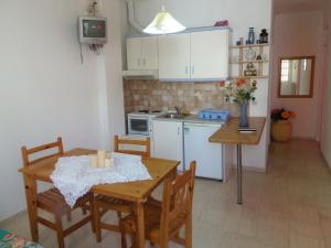 Kuchyň nebo kuchyňský kout v ubytování Konstantina Apartment + 13 fotografií