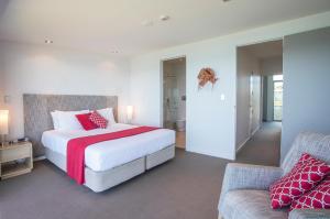 Giường trong phòng chung tại Doubtless Bay Villas