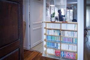 a book shelf full of books in a hallway at Chambre d'hôte parisienne in Paris