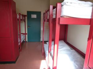 Kolping Hostel Trier im Warsberger Hof客房内的一张或多张床位
