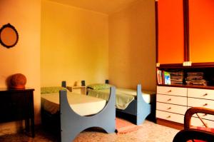 - une chambre pour enfants avec un lit et une commode dans l'établissement Otranto in riva al mare, à Otrante