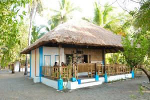 een kleine hut met mensen erin bij Sablayan Paraiso Beach Resort in Sablayan