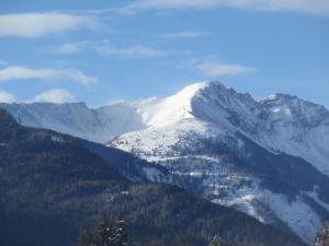 A general mountain view or a mountain view taken from Az apartmant