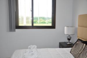 Postel nebo postele na pokoji v ubytování Tumon Bel-Air Serviced Residence