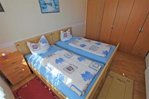Llit o llits en una habitació de Ferienhaus Ribnitz MOST 751