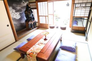 Cette chambre comprend une table en bois. dans l'établissement Satsukian, à Kyoto
