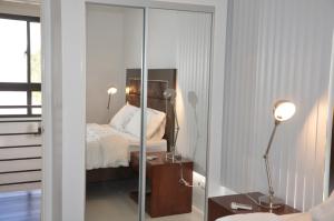Postel nebo postele na pokoji v ubytování Tumon Bel-Air Serviced Residence