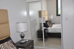Postel nebo postele na pokoji v ubytování Tumon Bel-Air Serviced Residence