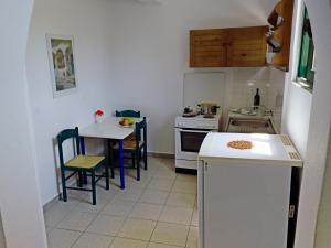 Kitchen o kitchenette sa Anthi Maria Beach Apartments