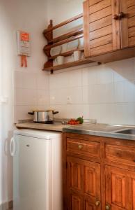 Kitchen o kitchenette sa Anthi Maria Beach Apartments