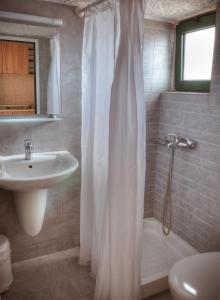 Ванна кімната в Anthi Maria Beach Apartments