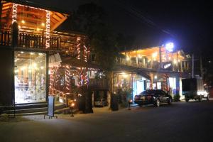 un edificio con luces de Navidad encendidas por la noche en Ella 360, en Ella
