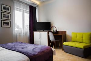 sypialnia z łóżkiem, krzesłem i biurkiem w obiekcie Noclegi10A w mieście Zamość