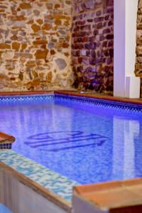 - une piscine en face d'un mur de briques dans l'établissement Grand Hotel des Terreaux, à Lyon