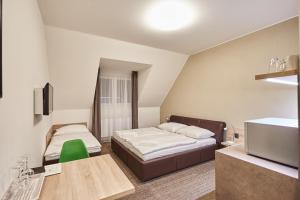 Posteľ alebo postele v izbe v ubytovaní Apartmány Volarik