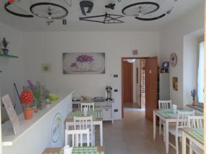 een keuken en eetkamer met tafels en stoelen bij Prenditempo in Bergamo