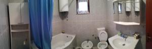 y baño con bañera, aseo y lavamanos. en Ivanka Apartment, en Kaštela