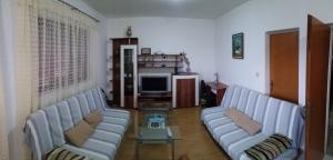 sala de estar con 2 sofás y mesa de cristal en Ivanka Apartment, en Kaštela
