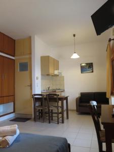 A kitchen or kitchenette at Frosso's Sea Apartments Még 37 kép