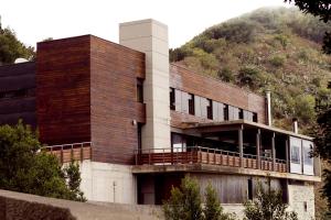 um edifício com uma colina ao fundo em Albergue Montes de Anaga em El Bailadero