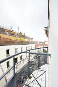 een uitzicht vanaf het balkon van een gebouw bij Les Lilas Serviced Apartments in Les Lilas