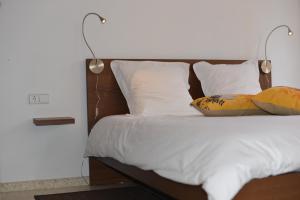 een slaapkamer met een bed met twee lampen erop bij Apartamento Ancla 26 in Torre del Mar