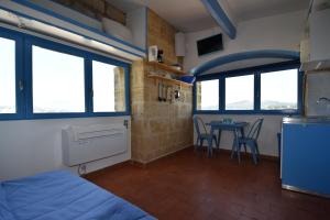 Zimmer mit einem Bett und einem Tisch mit Stühlen in der Unterkunft Le Provence Plage in La Seyne-sur-Mer