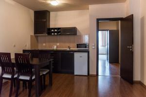 班斯科班斯科皇家古楼酒店的厨房兼餐厅，配有桌椅