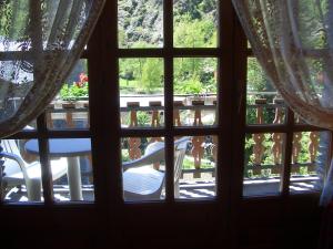 uma janela com vista para uma mesa e uma varanda em Apartaments Montaña em Alins