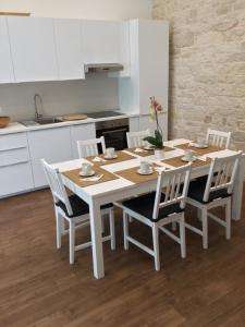 Biały stół i krzesła w kuchni w obiekcie B&B Sant'Agostino w mieście Giovinazzo