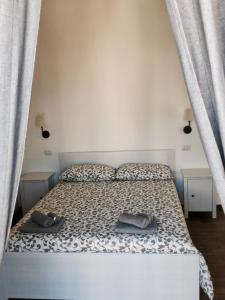 łóżko z dwiema poduszkami w sypialni w obiekcie B&B Sant'Agostino w mieście Giovinazzo