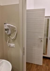 łazienka z białą toaletą i umywalką w obiekcie B&B Sant'Agostino w mieście Giovinazzo +27 zdjęć