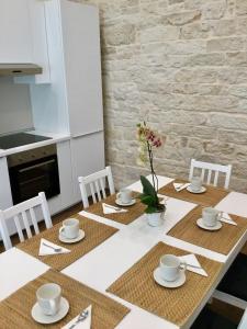 jadalnia ze stołem i krzesłami oraz kuchnia w obiekcie B&B Sant'Agostino w mieście Giovinazzo