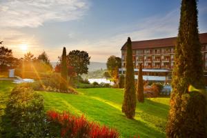 vista su un edificio con prato e alberi di Hotel & Spa Der Steirerhof a Bad Waltersdorf