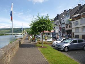 a city street with cars parked next to the water at Unterm Wingert in Zell an der Mosel