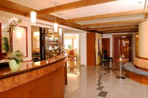 una hall con bar in un hotel di Gasthof Erzherzog Franz Ferdinand a Markt Sankt Florian