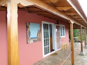 プンタゴルダにあるCasa Bellavistaの木屋根のピンクの家