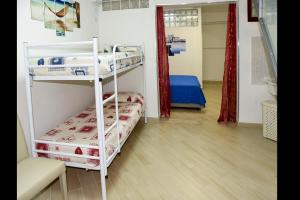 pokój z łóżkiem piętrowym z 2 łóżkami piętrowymi w obiekcie B&B Quintino Sella w mieście Iglesias