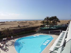 een uitzicht over het zwembad en het strand bij Santa Monica Suites Hotel in Playa del Inglés