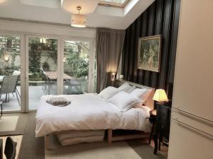 a bedroom with a large bed and a patio at Metro Residence Victoria in London