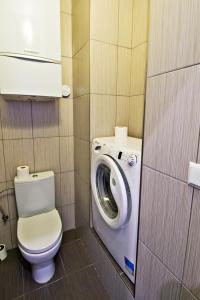 łazienka z pralką i toaletą w obiekcie Business Class Ruterra Suite w Pradze